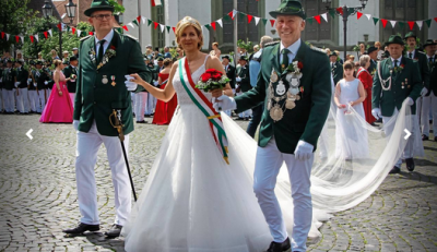 Schützen zeigen prächtige Parade auf dem Lippstädter Rathausplatz